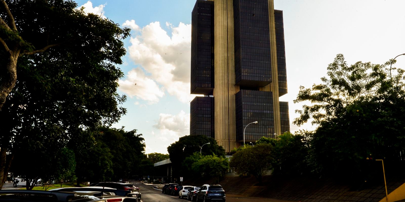 Banco Central reduz taxa básica de juros de 14,5% para 14,25% ao ano
