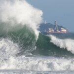 Ressaca atinge litoral do Rio e pode ter ondas de até 2,5 metros