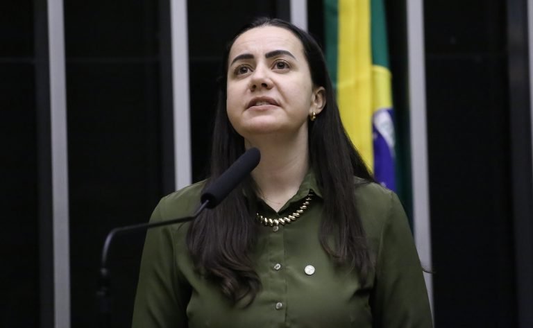 Comissão de Educação aprova proposta que exige noções de Libras de gestores escolares – Notícias