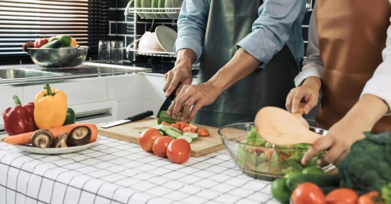 A cozinha pró-social: por que cozinhar para os outros eleva o cozinheiro