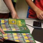 Troca de figurinhas é alternativa para alto custo do álbum da Copa