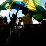 Torcida brasileira sofre em jogo contra o Japão, mas exalta vitória