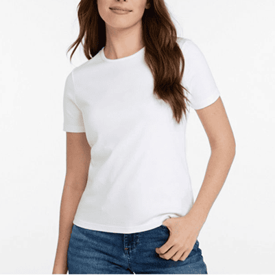 mulher com camiseta branca opaca