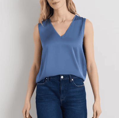 blusa de seda azul com decote em V