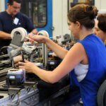 Brasil cria mais de 54,8 mil vagas para jovens aprendizes até abril