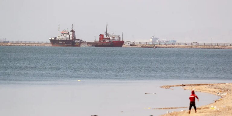 Explosões próximas ao Canal de Suez reacendem tensões no Oriente Médio