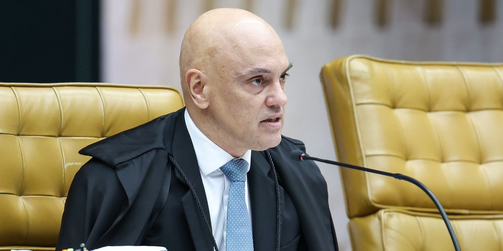 Moraes suspende visitas de Flávio a Bolsonaro em prisão domiciliar