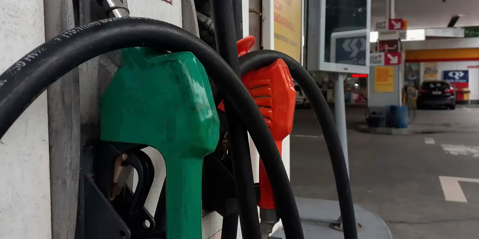 Governo adia retirada de subsídio da gasolina após incertezas no Irã