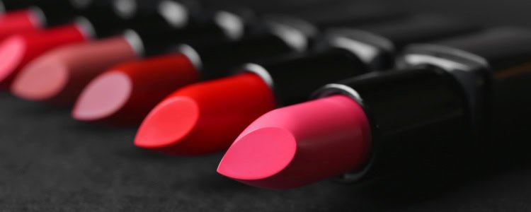 tubos de batom colocados em uma superfície escura