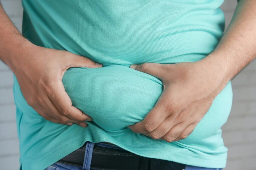 Gordura abdominal e baixa vitamina D dobram risco de morte após os 50