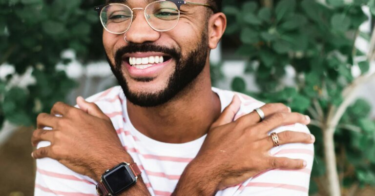 Homens gays e autoestima: além da visibilidade e do orgulho