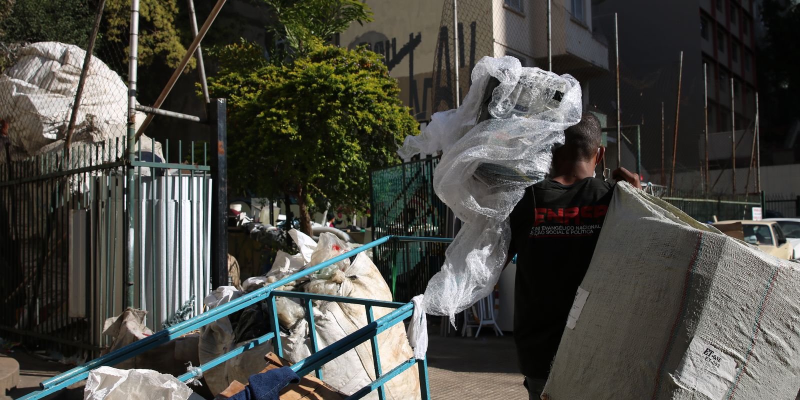 Na Bahia, movimento leva dignidade a catadores de material reciclável