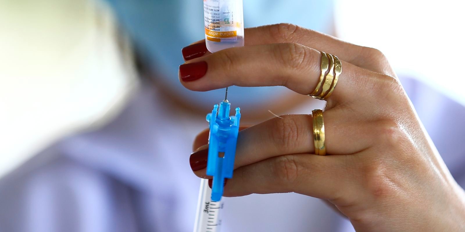Anvisa determina atualização de vacinas contra covid-19