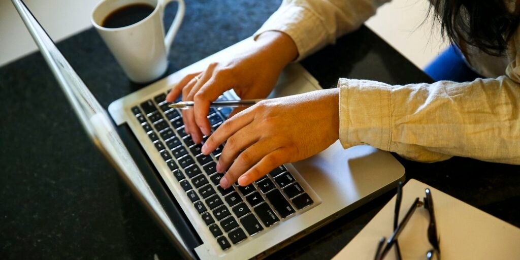 Programa financia qualificação profissional para jovens mulheres