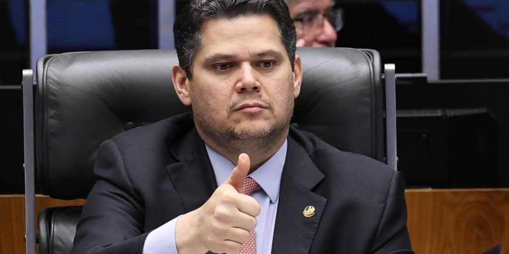 Alcolumbre envia PEC que prevê fim da escala 6×1 para CCJ do Senado