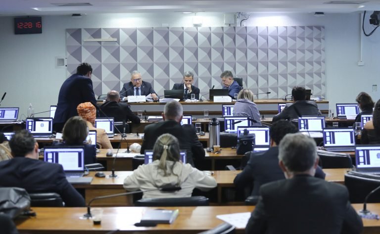 Projeto extingue margem de cartão de crédito em empréstimo consignado do INSS