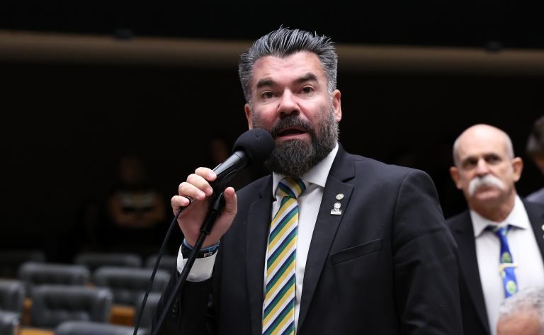 Projeto permite que policiais civis embarquem armados em aviões