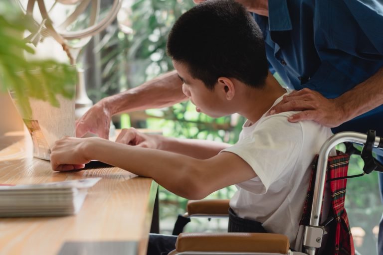 Projeto inclui estudantes com deficiência em regime escolar especial