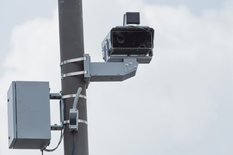 Projeto anula multa de radar de velocidade escondido ou sem sinalização