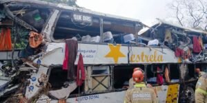 Ônibus tomba em Petrópolis e deixa 8 mortos e 20 feridos