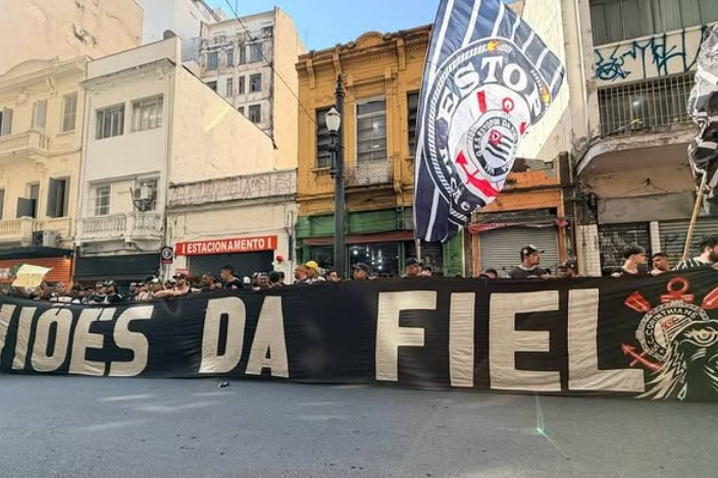Torcedores protestam e pedem intervenção no Corinthians – 19/08/2026 – Esporte