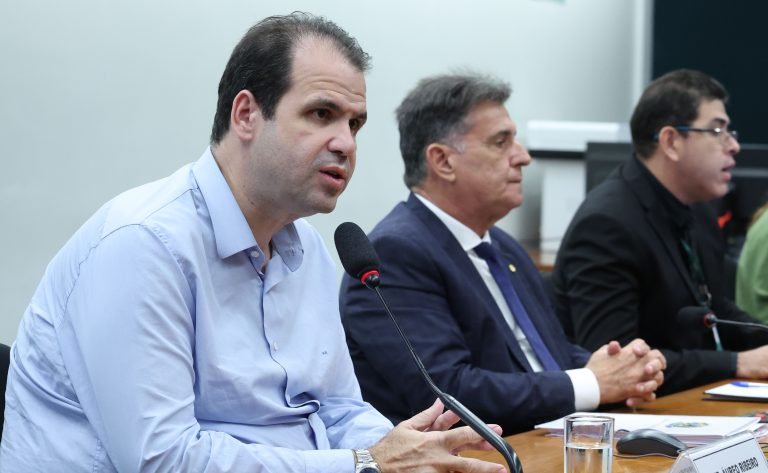 Comissão aprova projeto que obriga maternidades de referência a manter banco de leite