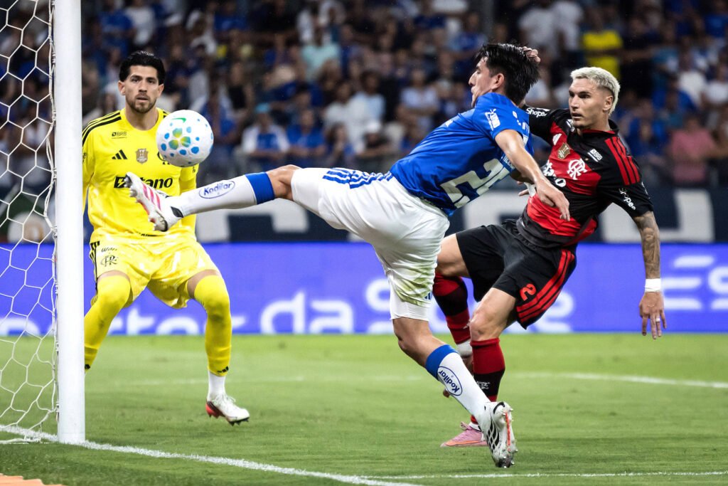 Flamengo cede virada e segue vice do Brasileiro – 22/08/2026 – Esporte