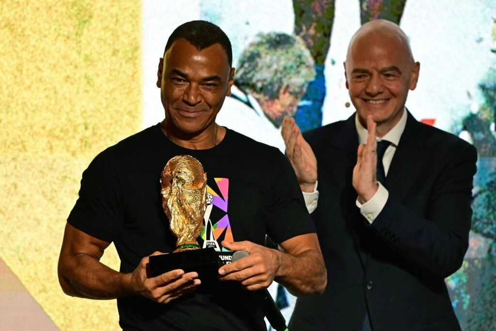 Cafu e Roberto Carlos apoiam Infantino, presidente da Fifa – 25/08/2026 – Esporte