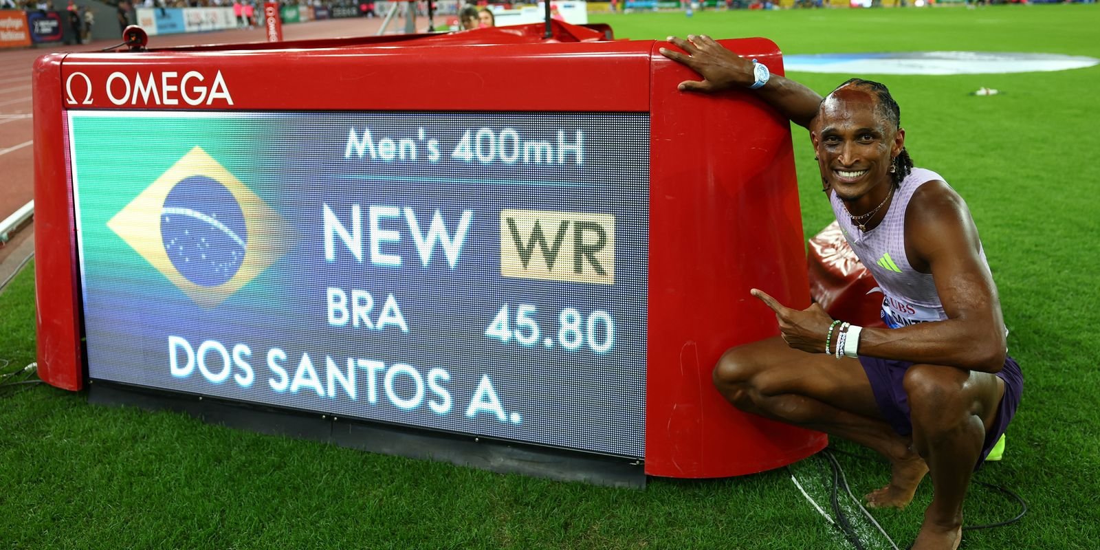 Alison dos Santos bate recorde mundial nos 400 metros com barreiras