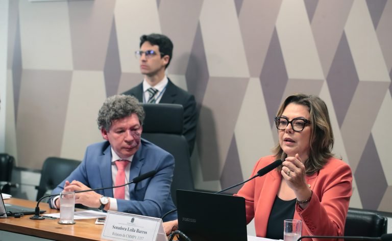 Comissão vota na segunda-feira MP que acaba com “taxa das blusinhas” para compras de até 50 dólares