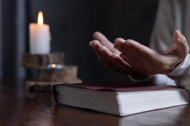 Projeto agrava pena de criminoso que fingir ser pastor religioso