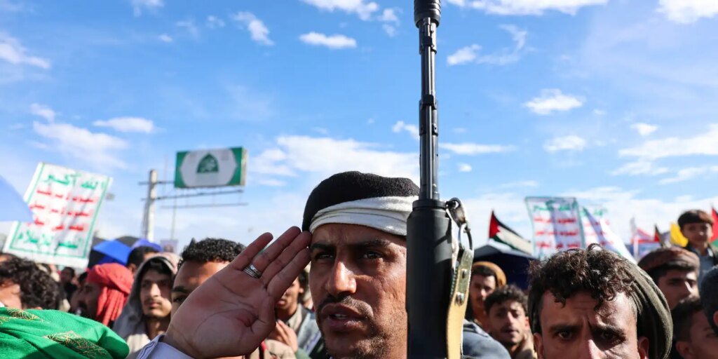 Houthis reivindicam ataque contra acampamento militar no Iêmen