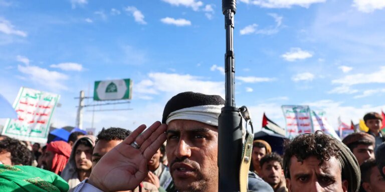 Houthis reivindicam ataque contra acampamento militar no Iêmen