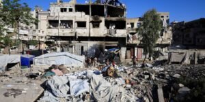 Palestinos fazem funeral coletivo de 112 corpos na Faixa de Gaza
