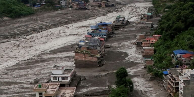 Equipes de resgate continuam busca por vítimas de avalanche no Nepal