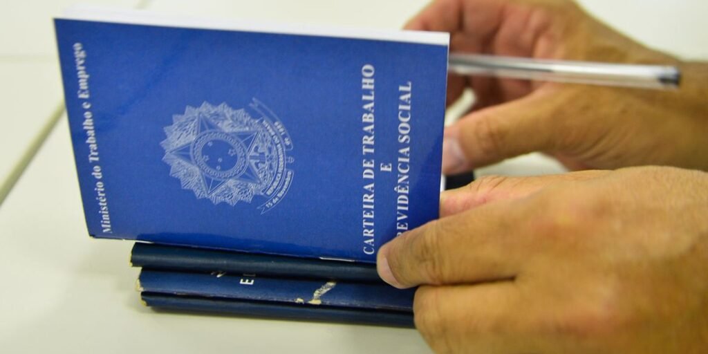 Taxa de desemprego ficou em 5,3% no trimestre móvel encerrado em julho