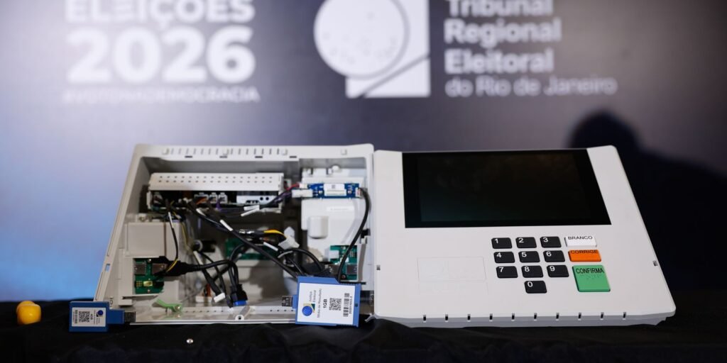 Urna eletrônica é aberta em transmissão ao vivo pela primeira vez