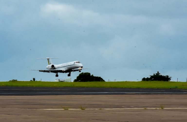 Avião pequeno pousando em aeroporto