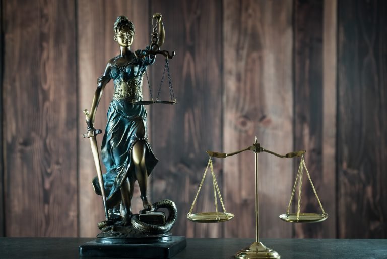 Direito e Justiça - Direito - Justiça - Julgamento - Tribunal - Juiz