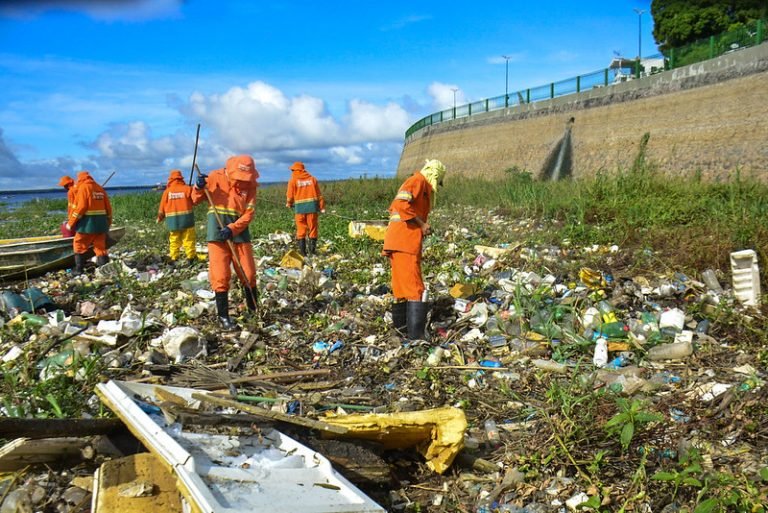 Catadores de lixo fazem limpeza na Orla do São Raimundo, em Manaus