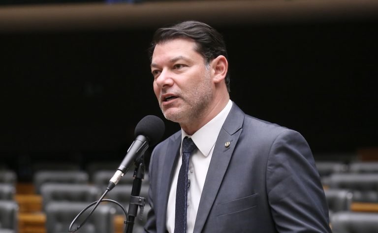 Deputado Roberto Duarte fala ao microfone