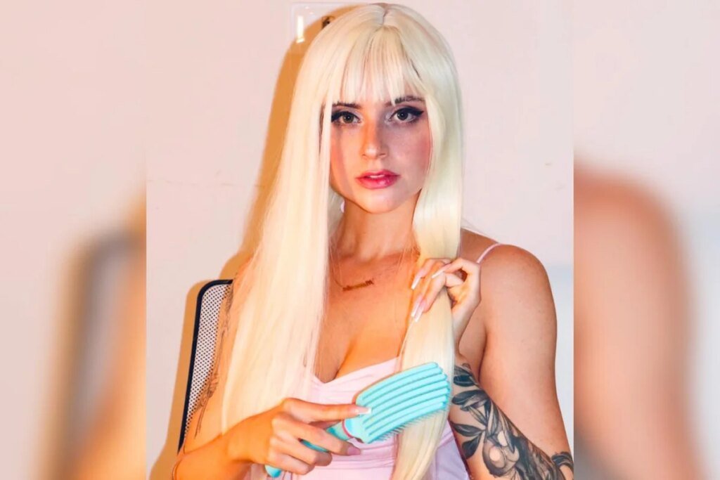 jovem mostra o que é preciso para ter o corpo perfeito