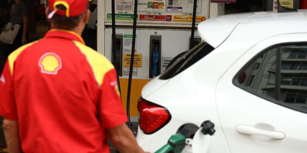 Redução de impostos e auxílio buscam manter preço dos combustíveis