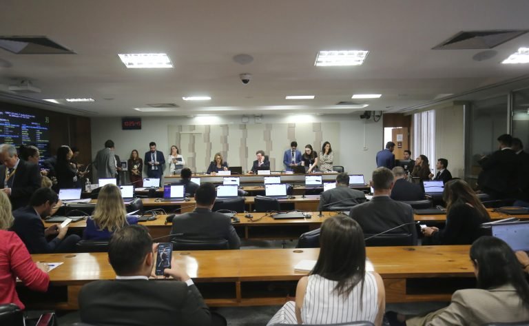 Comissão mista aprova fim da “taxa das blusinhas”; proposta segue para o Plenário da Câmara