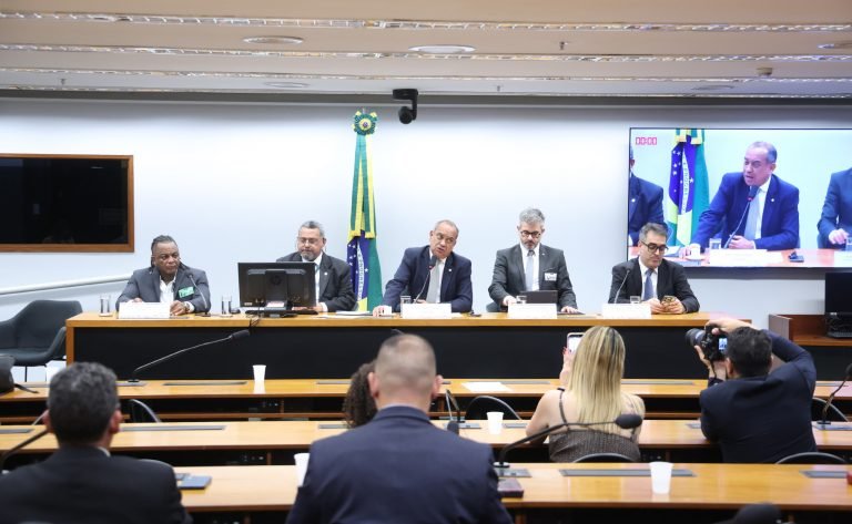 Importação de aço chinês ameaça empregos e siderurgia nacional, alertam debatedores