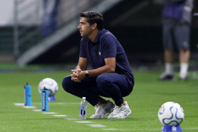 Abel é suspenso por dois jogos por chutar microfone – 04/09/2026 – Esporte