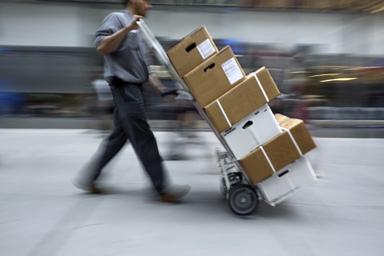 Economia - indústria e comércio - entregas logística encomendas delivery e-commerce comércio eletrônico