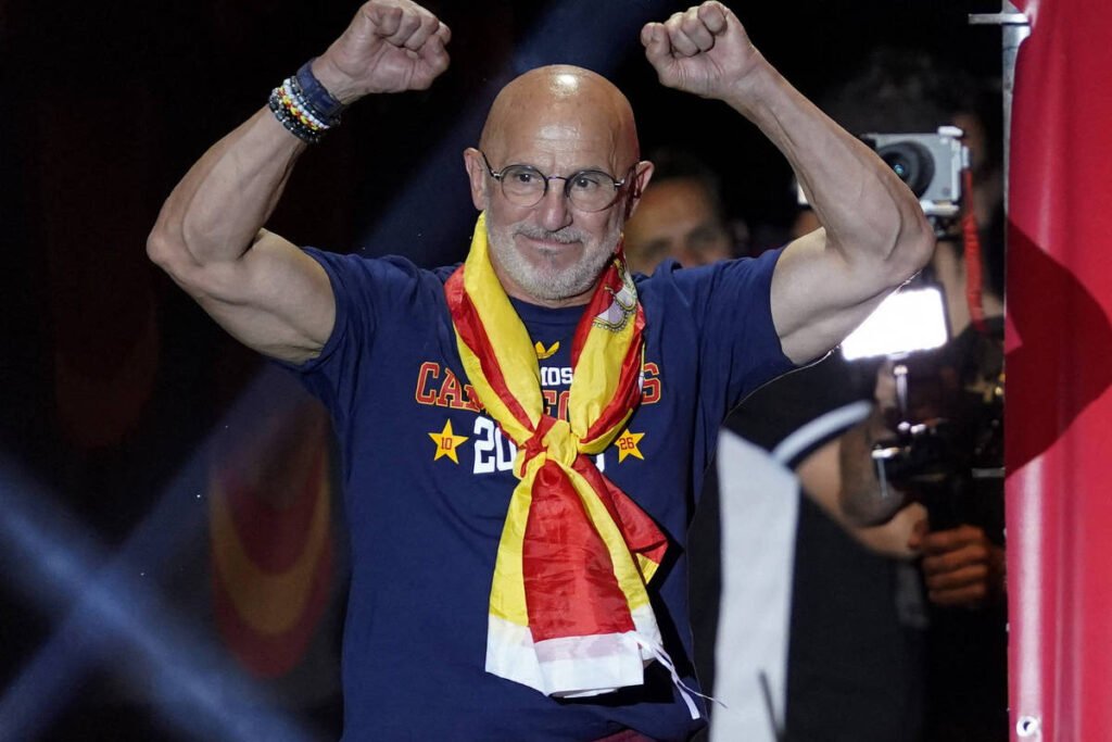 Luis de la Fuente renova com a Espanha até a Copa de 2030 – 15/09/2026 – Esporte