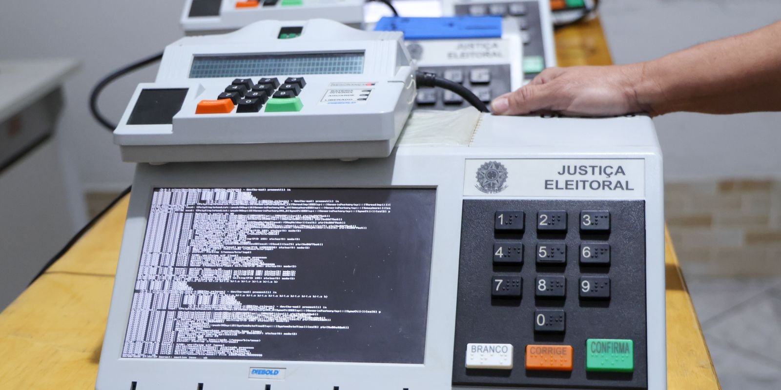 TSE conclui assinatura digital e lacração de sistemas das urnas