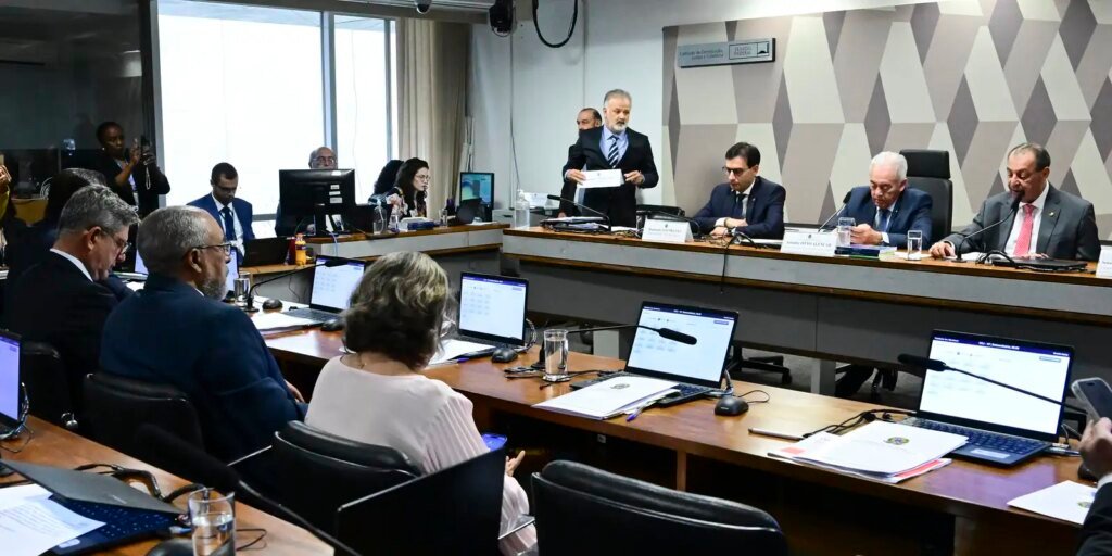 PEC que acaba com jornada 6×1 é aprovada na CCJ do Senado